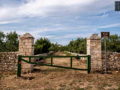 Dopo 3 km ci appare la destinazione, con l'ingresso delimitato da due pilastri di pietra e un apposito cartello indicatore
